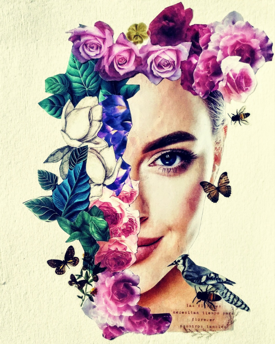 Retrato de mujer con medio rostro cubierto de flores y mariposas