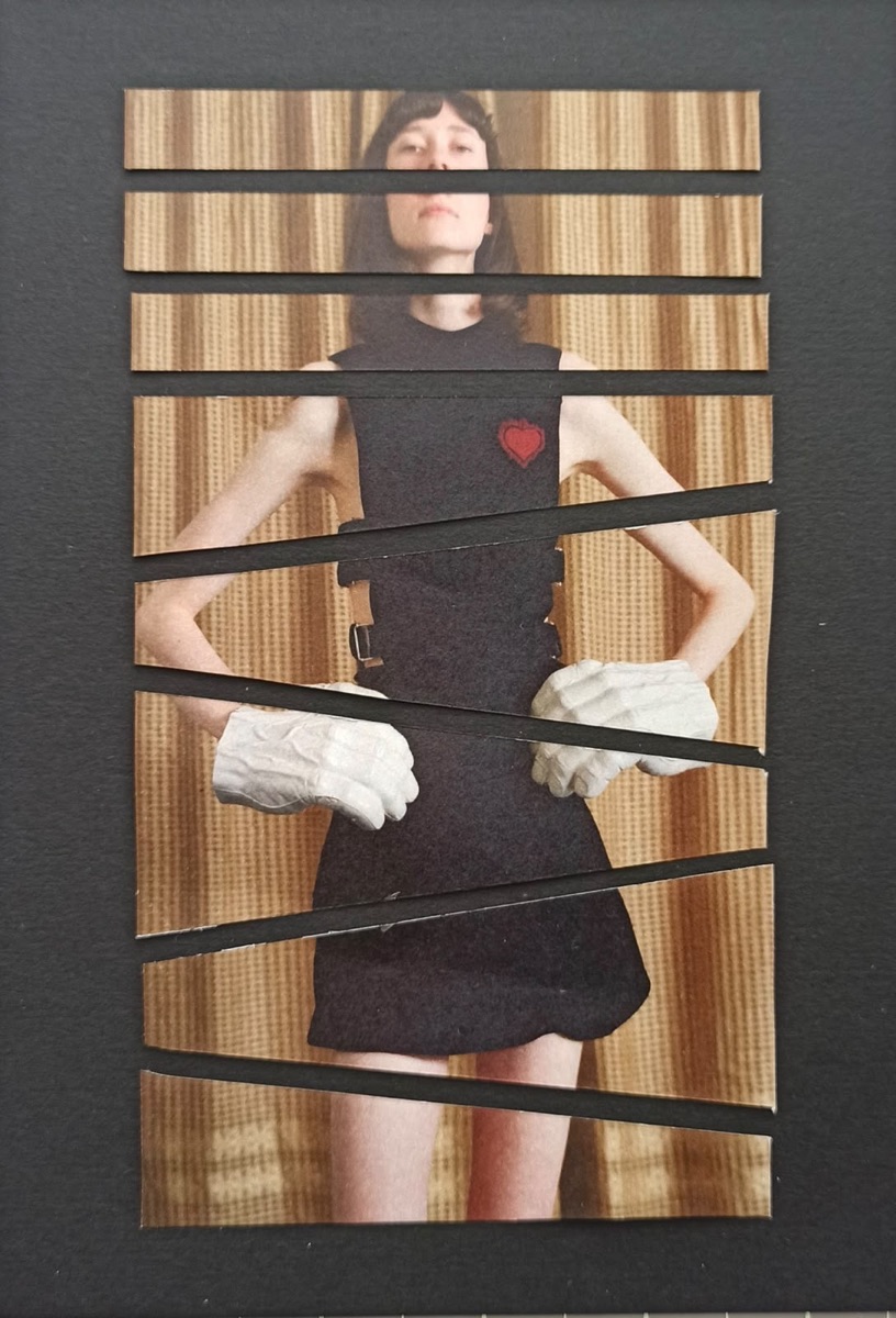 Collage de figura con vestido negro cortada en tiras sobre fondo oscuro